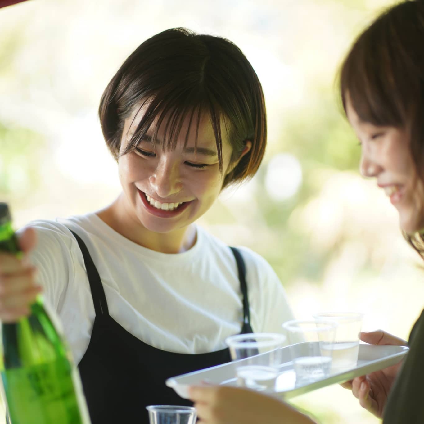 試飲をしている女性