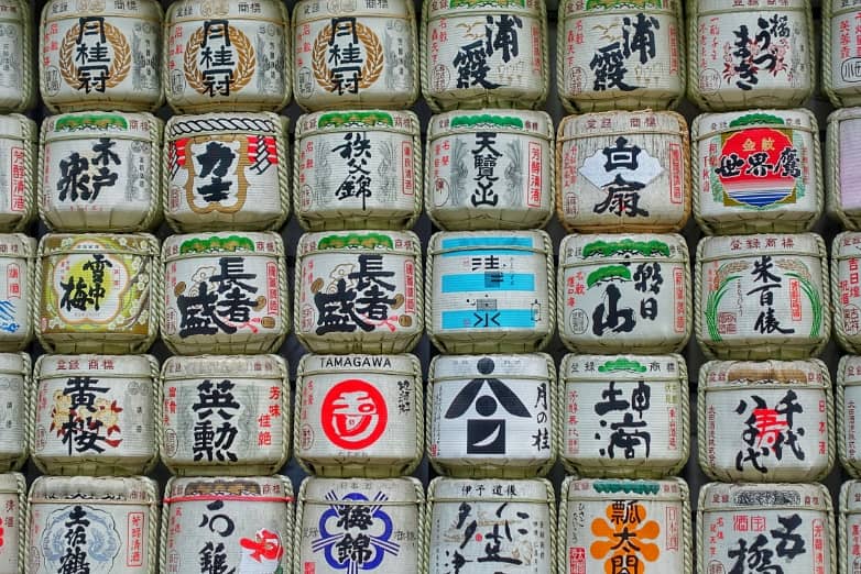 積み重なった酒樽