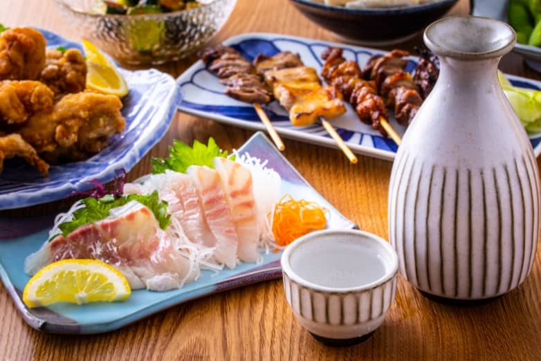 刺身と日本酒などの料理