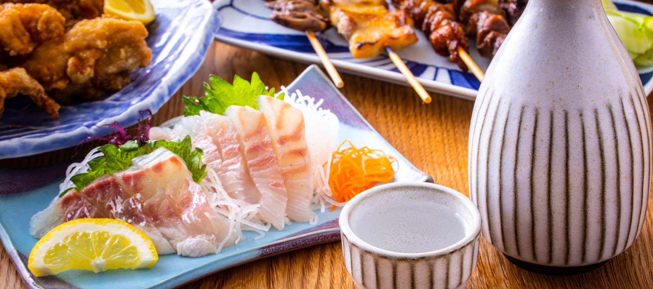 お刺身と日本酒などの料理